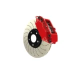 Freno de disco con pinza roja y rotor perforado, ideal para mejorar el rendimiento de frenado en vehículos deportivos.