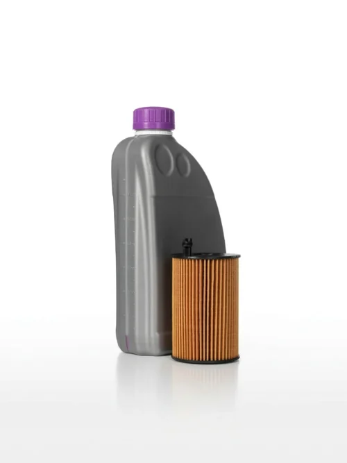 Botella de aceite de motor gris con tapa morada y un filtro de aceite de color marrón, ideal para el mantenimiento de vehículos.