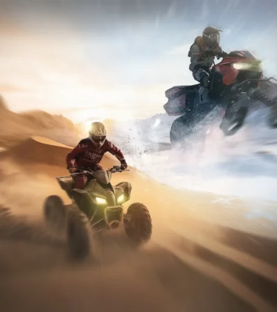 Dos pilotos de ATV compiten en un paisaje desértico, levantando polvo y arena mientras realizan acrobacias. El sol se pone en el horizonte, creando un ambiente emocionante y dinámico para la aventura off-road.